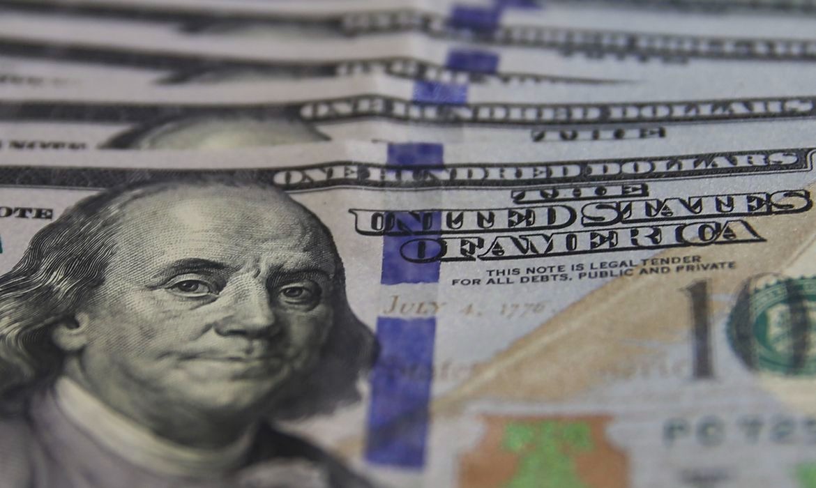 Dólar cai para R$ 5,13, puxado por mercado externo
